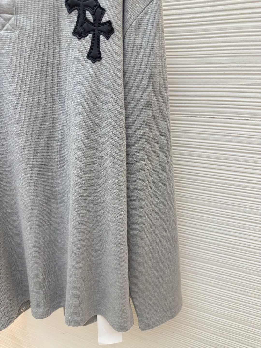 Chrome Hearts patchwork leather Henry collar waffle sweatshirt ●Original version: Purchased and developed for 17500 ●Item number: 1680093-A50 ●Fabric: waffle fabric ●Technology: Positioning cutting machine ●Version: fitted version ●Weight: about 520 grams ●Size: S-M-L-XL ●Description: The fabric is made of 350g cotton waffle double-layer material before washing (distinguish between low-gram weight cutting corners and non-pure cotton market goods) The silver buckles and scrolls are made of antique bronze and real silver (the materials used have reached 300+ quality on the market). The leather labels are still made of genuine imported lambskin. The most important thing is the hand-sewn leather (it involves high costs when it comes to manual work). A lot of effort has been put into the fabric, hardware and craftsmanship. The top quality in the market and the industry benchmark are only owned by a few people. The overall wiring is straight and delicate, the fabric is comfortable and soft, and the color is consistent without color difference. It can be matched with the same style to create a fashionable look and control various occasions. Customized accessories, complete with three standards, same style for men and women!